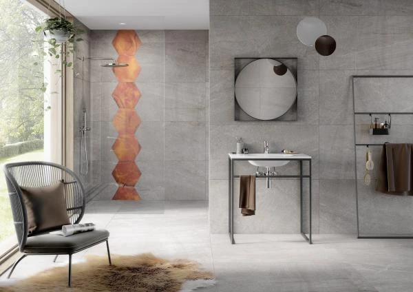 Wand: Frame Y12349001 Sixside earth 40×46 Dekor, Hygge Y13495101 lava 60×120 Feinsteinzeug, Y13496001 lava 60×12 Schnittdekor / Anschlussfliese für Frame Sixside; Boden: Hygge Y13415101 lava 120×120 Feinsteinzeug, 6mm