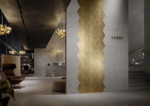 Hygge #6MM Y13491001 kiesel 60×120 Schnittdekor; Frame #6MM Y12350001 Sixside Relief gold 40×46 Steingut Dekor, 6mm